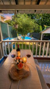 a table with two glasses of wine and a plate of food at spring house jarabacoa bbq ,piscina privada, Wi-Fi deco 10 huéspedes 3 baños, 2 aires A C 4 habitaciones in Jarabacoa