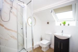 a bathroom with a shower and a sink at Luxury 6BR Ensuite - Contractors & Groups Stay - Parking in Sunderland +36 photos