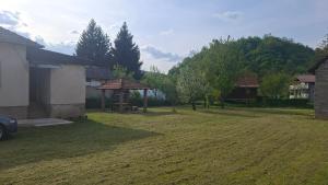 a yard with a picnic table and a gazebo at Apartman Orijent in Kulen Vakuf +4 photos