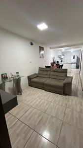 a living room with a couch and a table at Seu lar em Bonito-PE in Bonito