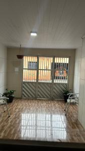 an empty room with two chairs and two windows at Seu lar em Bonito-PE in Bonito