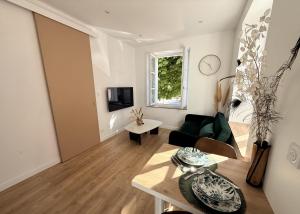 a living room with a couch and a table at Les Terrasses Sainte Odile - Centre ville - Climatisation - Parking Privatif - Gare in Obernai