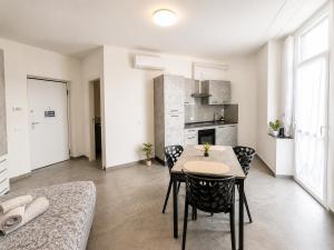 eine Küche und ein Esszimmer mit Tisch und Stühlen in der Unterkunft Mema Residence in Varallo Pombia