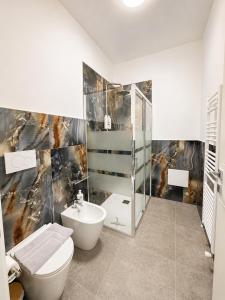 ein Badezimmer mit Toilette, Waschbecken und Dusche in der Unterkunft Mema Residence in Varallo Pombia + 15 Fotos