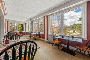 a room with a table and chairs and windows at Inn at Jackson in Jackson +18 photos
