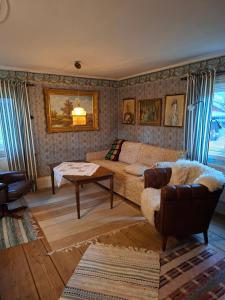 a living room with a couch and a table at Stastugan in Grönhult