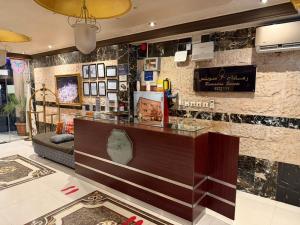 a bar in a room with a stone wall at رمادان تربة للشقق المخدومة in Turbah