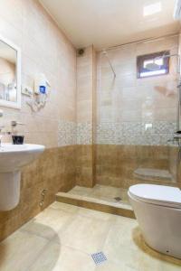 ein Badezimmer mit Dusche, Toilette und Waschbecken in der Unterkunft Hotel Gold Tower in Mestia + 69 Fotos