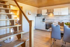 a kitchen and dining room with a table and chairs at Familien-Ferienanlage Seefeldt in Freest