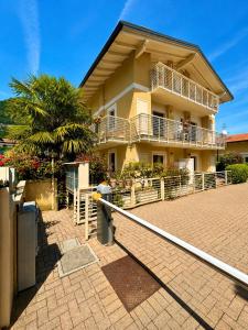 a large house with a balcony on a brick driveway at Lotus in Lenno