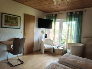 a hotel room with a bed and a tv on the wall at Weingut Villa Raevenhof in Ayl