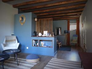 a living room with a blue wall at Chambres d'hôtes l'allegra in Saint-Euphrône