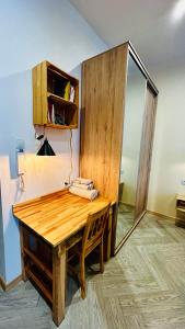a room with a wooden table and a mirror at City Vibe Studio in Poznań