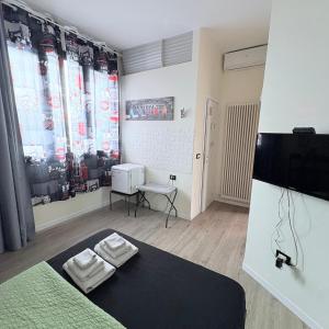 a room with a bed and a tv in it at Affittacamere Nel Cuore di Faenza in Faenza