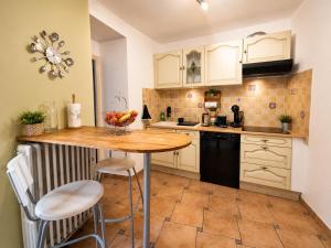 a kitchen with a table and chairs in a room at Le Saint-Roch Issoudun - Charm & Private Terrace in Issoudun