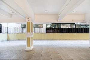 a column in the middle of a room with a building at Apto bem no Centro 2 dorm by Achei Gramado in Gramado