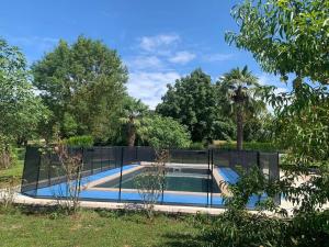 a swimming pool with a fence around it at Maison 10 pers avec piscine Proche chalon et Beaune in Oslon