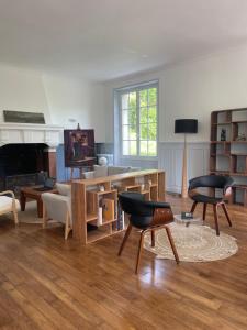 a living room filled with furniture and a table at Villa Mayeux in Giverny