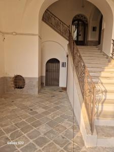 wejście do budynku ze schodami i drzwiami w obiekcie The Third Floor w mieście Meta