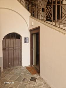 wejście do budynku z dużymi drewnianymi drzwiami w obiekcie The Third Floor w mieście Meta