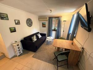 a living room with a couch and a table at Casa del Sole Apartments - Ruhig - Nähe Interlaken in Spiez