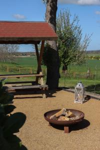 ein Picknickpavillon und ein Teller Essen im Garten in der Unterkunft Ferienwohnung Ullrichshof Oberlausitz - Sauna Grillplatz Panoramablick in Malschwitz