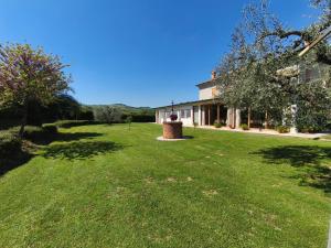 a house with a large yard with a large lawn at B&B La Tenuta del Conte in Fermo