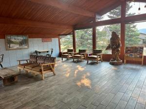 a large room with benches and a statue in the middle at Columbine Inn in Estes Park