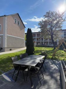 a picnic table and chairs on a patio at NEU Apartment Lotta in Senftenberg