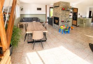 a living room with a wooden table and a fireplace at Maison 10 pers avec piscine Proche chalon et Beaune in Oslon
