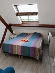 a small bed in a room with a window at Maison 10 pers avec piscine Proche chalon et Beaune in Oslon