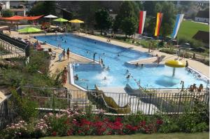 a large swimming pool with people in it at Herrmanns-Ferienhaus Steigerwald in Schlüsselfeld