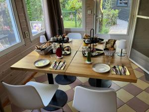 a wooden table with plates of food on it at B&B Itterhoeve in Neeritter