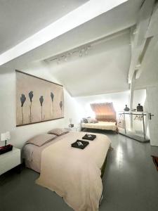 a bedroom with a large bed in a room at Loft atelier quatre in Ussel