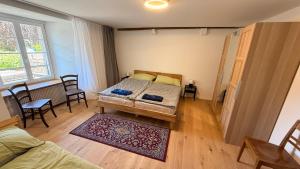 a bedroom with a bed and a table and chairs at a knight's townhouse in Büren an der Aare