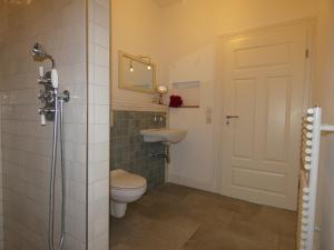 a bathroom with a toilet and a sink at fewo1846 - Romanze - idyllische Wohnung mit Garten im Grünen in Gelting