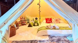 a child laying on a bed in a tent at มองวิวภูชี้ฟ้า รีสอร์ท in Ban Seng Choi +11 photos