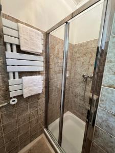 a shower in a bathroom with a glass shower stall at Ferienhaus Kreuttal in Hautzendorf +17 photos