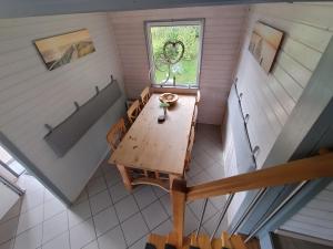 an overhead view of a table in a tiny house at Seeparkurlaub, Hessen in Kirchheim +13 photos