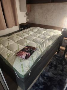 a bed sitting in a bedroom with avertisementatronatronatronstrationstration at chalet bella in Gasselte