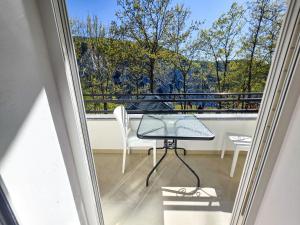 a balcony with a table and chairs and a window at Hotel Restaurant Ujimira in Radomirë