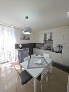 a kitchen and dining room with a table and chairs at Casa Quattro Cannelli in Pozzuoli