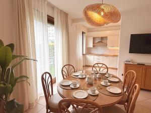 a dining room with a table and chairs and a kitchen at Residence Alle Palme in Riva del Garda