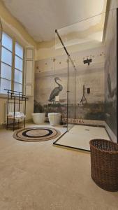ein Zimmer mit Dusche und Vögeln an der Wand in der Unterkunft Casa Ciseri in Siena + 88 Fotos