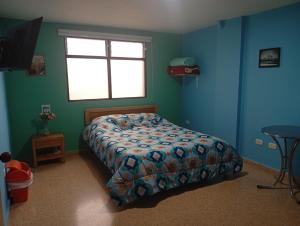 a bedroom with a bed and a window at Hotel la perla del pereira in Rionegro