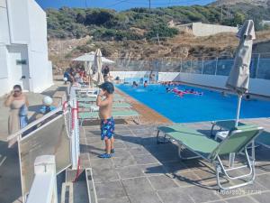 Ein kleiner Junge steht am Rand eines Pools in der Unterkunft Archodia Studios in Kefalos + 18 Fotos