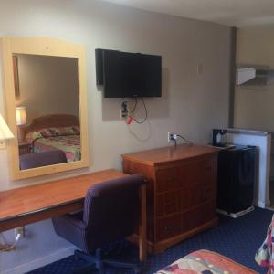 En TV eller et underholdningssystem på Crown Lodge Motel