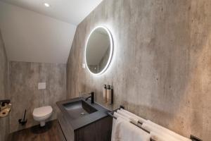 a bathroom with a sink and a mirror at Hotel Onder De Linden in Roden