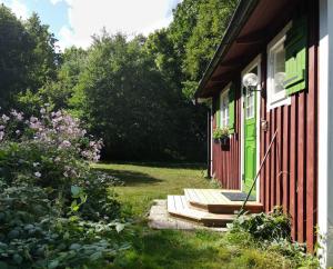 die Veranda eines Hauses mit einer grünen Tür in der Unterkunft Sätofta Hed in Höör + 21 Fotos