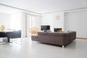 sala de estar con sofá y mesa en Apartamento Vista Mar, en Olhão